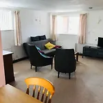 Cosy House, 3 Bedrooms, Private Parking, Wifi, Patio