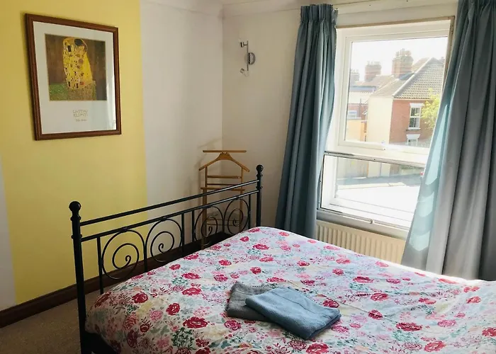 Cosy House, 3 Bedrooms, Private Parking, Wifi, Patio