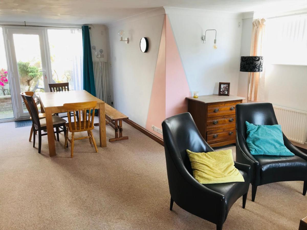 Cosy House, 3 Bedrooms, Private Parking, Wifi, Patio