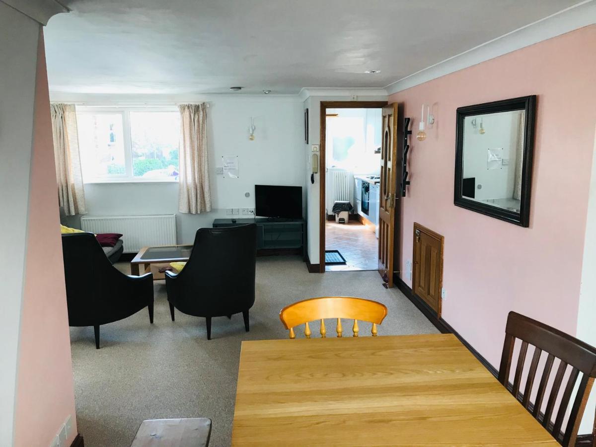 Cosy House, 3 Bedrooms, Private Parking, Wifi, Patio *
